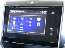 ナビゲーションは純正メモリーナビを装着しております。AM、FM、CD、DVD再生、Bluetooth、フルセグTVがご使用いただけます。初めて訪れた場所でも安心ですね！