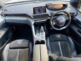 飛行機のコックピットのような造りで視認性も良好です。