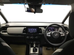 フロントガラスが大きく、ワイドな視界で運転もしやすくなるように設定されています。