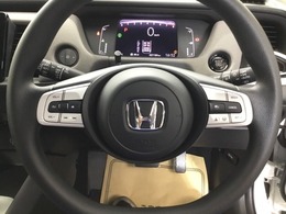 手になじむステアリングです。ステアリングの右側にはクルーズコントロール、左側がオーディオリモコンスイッチです。手元で操作できるので便利です。