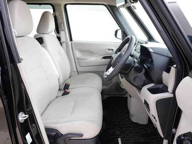 座面の一部を温めるシートヒーターが、運転席と助手席に装備されています！