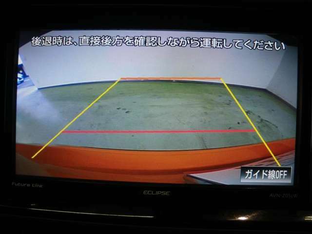 バックモニター付き。車両後方の映像がナビ画面に表示されるので、車庫入れが苦手な人も安心です。ただし、目視確認もお忘れなくお願いいたします。