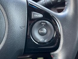 【クルーズコントロール】高速道路もラクラク走行。アクセルを離しても一定速度で走行ができ、長距離運転時の負担を軽減！加速・減速も簡単なスイッチ操作で調整できます。