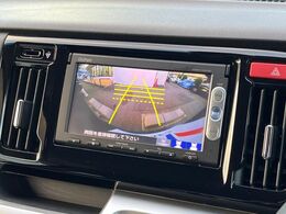 【バックカメラ】駐車時に後方がリアルタイム映像で確認できます。大型商業施設や立体駐車場での駐車時や、夜間のバック時に大活躍！運転スキルに関わらず、今や必須となった装備のひとつです！