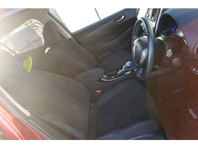 運転席にはシートリフターが付いておりますので、前後のスライドに加えシートの高さも変更出来ます。小柄な女性の方でも運転しやすいポジジョンが取れ、安心して運転できます。