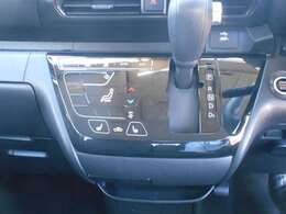 便利で快適なタッチパネル式オートエアコン装備です。