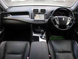 すっきりとしたクラウンらしいデザインのダッシュ回り！フロントビューの視認性もよく運転しやすいと思います★
