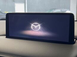 【10.25インチマツダコネクト】車内の雰囲気にマッチした大型ディスプレイ。スマホ接続でのナビ使用やBluetooth再生等、様々な機能が楽しめます。直感的なダイヤル操作が可能で、使い勝手も良好です。