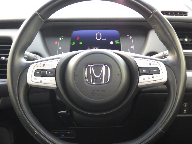 Hondaセンシングの機能のひとつ、アダプティブクルーズコントロール付！アクセルから足を離しても設定したスピードと前車との車間を保ち走行してくれます！車線維持もアシスト☆高速道路で疲労軽減ですね☆