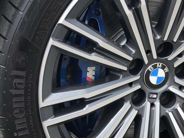 Mスポーツ・ブレーキ！ Mのロゴがあしらわれたブルー色のMスポーツ・ブレーキはダイナミックなパフォーマンスに相応しい、優れた制動力を発揮します。