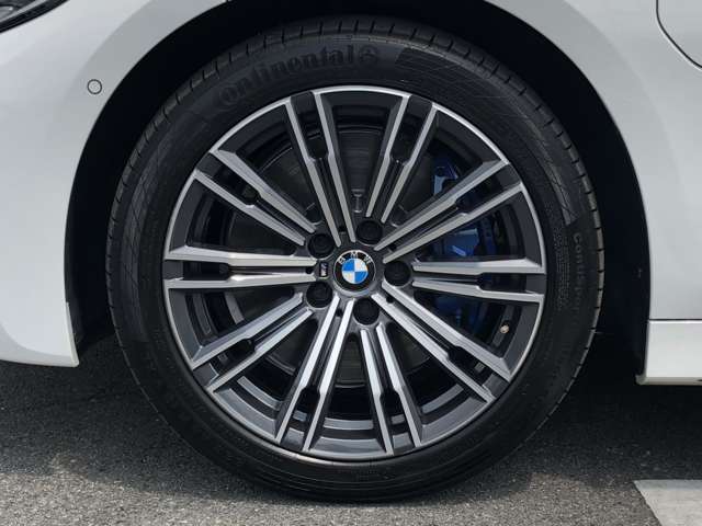 BMW純正18インチホイール。洗練されたデザインで、足元の個性を引き立てます。