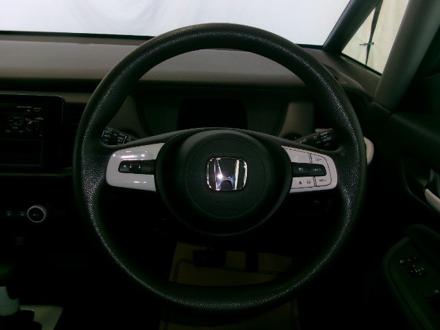 ステアリングスイッチでオーディオ各種操作が可能で、運転に集中できます。安心・安全・快適なドライブをお楽しみいただけます。