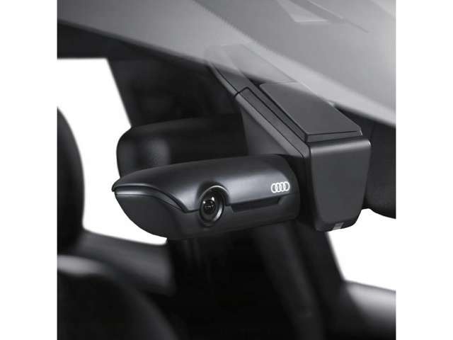 Bプラン画像：Audi専用デザインのドライブレコーダーです。専用アプリによるスマートフォンで操作するドライブレコーダー。本体に「Audi UTR 2.0」ロゴ入り