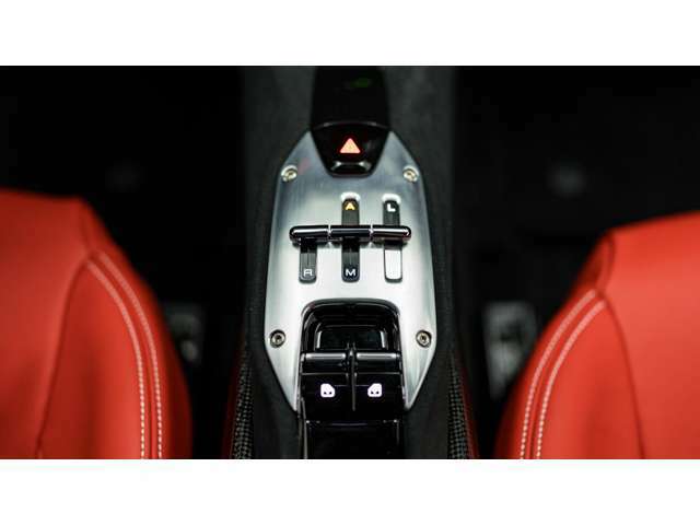Ferrari往年のH型マニュアルシフトゲートがデザインモチーフとなったシフト操作部