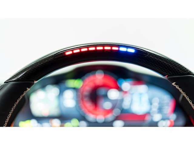 ハンドル上部のLEDは車がスピードアップしていくにつれ1つ、2つと点灯していきシフトアップのタイミングを教えてくれます。また、サーキッド走行時、視野をそらさずシフトチェンジを行えます。