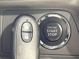 【キーレススタートシステム】カバンやポケットに入れたままでもドアの施錠・解錠が可能なスマートキーを装備。エンジンのオン・オフ時もカギを取り出す必要が無いからとっても便利です♪