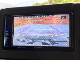 【バックカメラ】駐車時に後方がリアルタイム映像で確認できます。大型商業施設や立体駐車場での駐車時や、夜間のバック時に大活躍！運転スキルに関わらず、今や必須となった装備のひとつです！