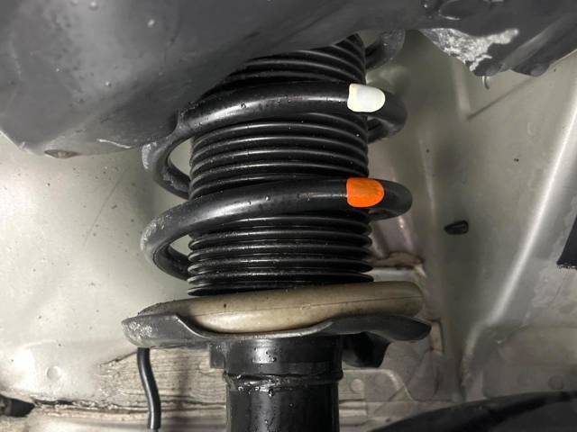 お車を安心してお乗りいただく為には、足回りの定期点検が欠かせません。サービスサポート（有償保証）では無料点検もご提供しており、安心のカーライフをお過ごしいただけるサポート体制が整っています。
