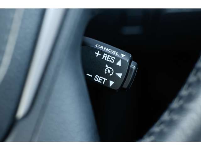 運転席の各種スイッチ類。安全補助装置など、わからない部分ございましたら、丁寧に説明いたします。安心してお乗りだし可能ですよ♪