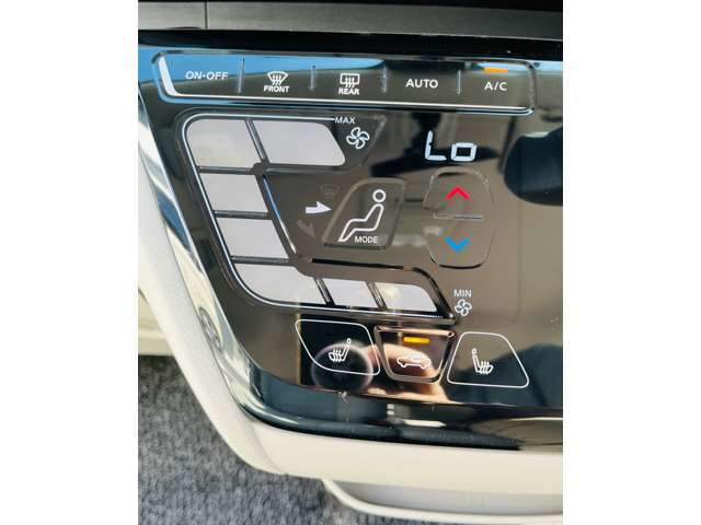 エアコン操作部は静電タッチパネル仕様。オートエアコン、両側シートヒーターの操作もここで出来ます！