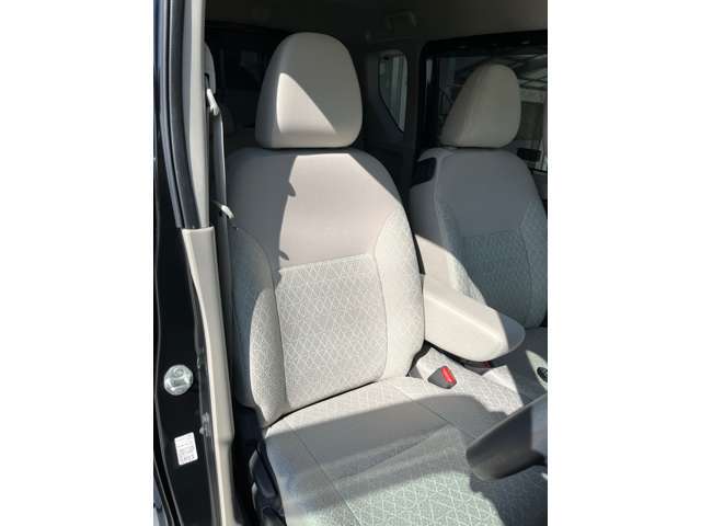 運転席と助手席の間にはリクライニング式の肘置きがあります。