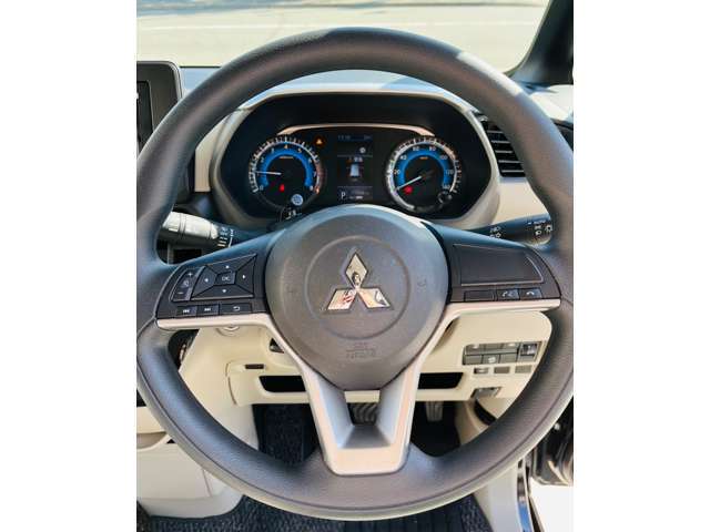 ハンドルスイッチも類も洗練された配置で使いやすいです♪