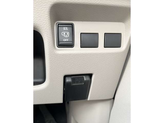 ハンズフリースライドドアのスイッチがあります。後席左側の電動スライドはハンズフリーで開閉可能です。荷物を持っていて両手が塞がっていても開閉可能になる便利機能です＾＾