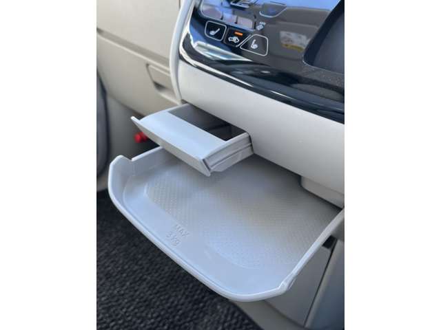フロントセンターコンソール下にはスライド式のテーブルとドリンクホルダーが付いています＾＾