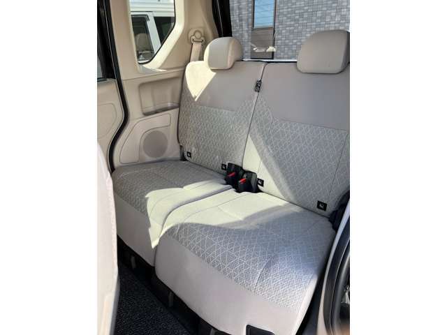 後部座席は左右独立。リクライニングが可能な為、多彩なシートアレンジが可能です！足元も余裕の広々スペースが嬉しいポイント！
