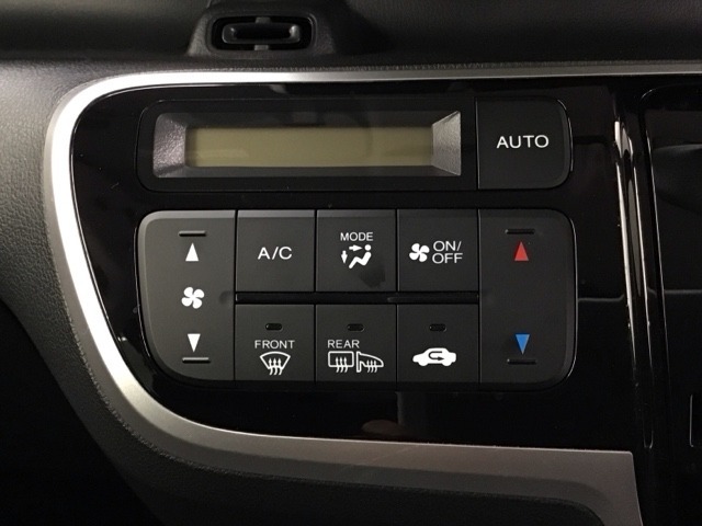 オートエアコン付きです！お好みの温度をセットするだけでエアコンの風量などを自動でコントロール。快適な車内でお過ごしいただけます。
