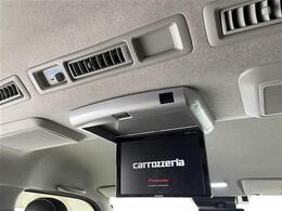 【後席モニター（カロッツエリア）】後部座席からも、DVDや映画・ライブ映像など様々な動画が楽しめドライブが退屈しません！※機種によって接続できる映像が異なります。