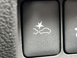 【エマージェンシーブレーキ】走行中に前方の車両等を認識し、衝突しそうな時は警報とブレーキで衝突回避と被害軽減をアシスト。より安全にドライブをお楽しみいただけます。
