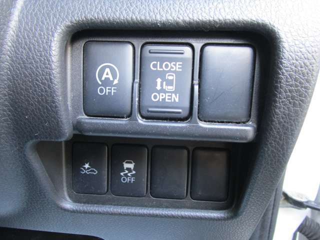 スライドドアは左側が電動式になっておりますので、力要らずで開閉が可能です♪また、安全運転支援システムの「エマージェンシーブレーキ」や、エコドライブを実現する「アイドリングストップ機能」を搭載してます♪
