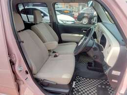 ベンチシートに肘掛けも付いているので運転姿勢も楽にとれます！