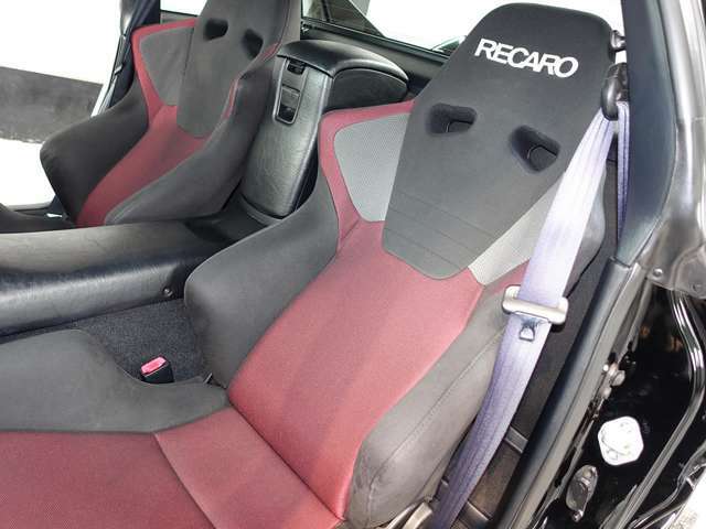ナビシートにもレカロSR6スポーツシートを装備~左右共に装備されておりとてもレーシーな雰囲気となっております。