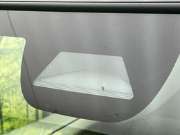 【ホンダセンシング】走行中に前方の車両等を認識し、衝突しそうな時は警報とブレーキで衝突回避と被害軽減をアシスト。より安全にドライブをお楽しみいただけます。