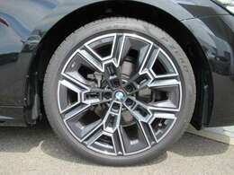 工場にて、360度チェックを実施。エンジン、トランスミッション、サスペンションはもちろんのこと、マフラーやエアコンなどの電気系統やコンピュータ・システムなどを詳細に点検します。