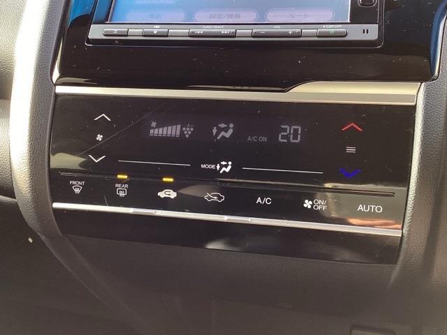 オートエアコンがついていますので、簡単操作で快適に過ごせます。希望の温度に自動調整してくれるのが便利です。
