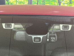 【アイサイトVer3】前方の車両等を検知し、衝突しそうな時は警報で注意を促し、ブレーキを踏む力をサポート。ブレーキを踏めなかった場合は衝突被害軽減ブレーキが作動、衝突回避をサポートします。