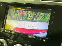 【バックカメラ】駐車時に後方がリアルタイム映像で確認できます。大型商業施設や立体駐車場での駐車時や、夜間のバック時に大活躍！運転スキルに関わらず、今や必須となった装備のひとつです！
