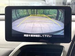 【バックカメラ】駐車時に後方がリアルタイム映像で確認できます。大型商業施設や立体駐車場での駐車時や、夜間のバック時に大活躍！運転スキルに関わらず、今や必須となった装備のひとつです！