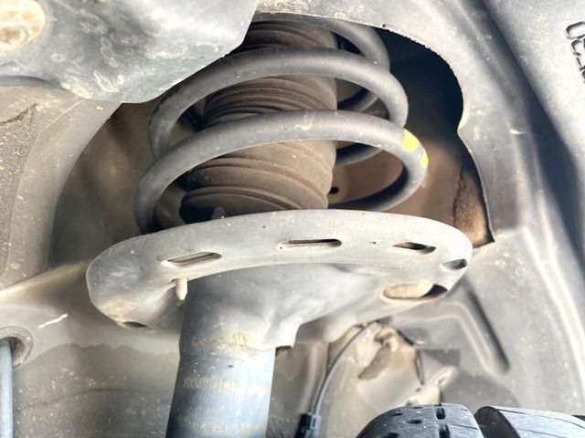お車を安心してお乗りいただく為には、足回りの定期点検が欠かせません。サービスサポート（有償保証）では無料点検もご提供しており、安心のカーライフをお過ごしいただけるサポート体制が整っています。
