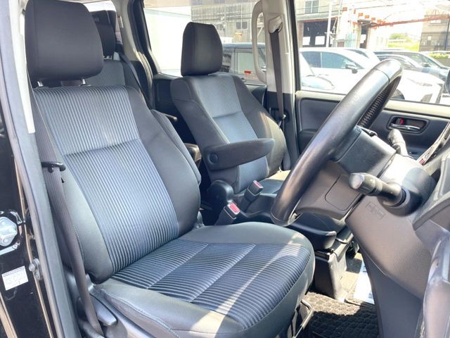 運転席シート廻りは使用感も少なく、良好な状態となっています。前オーナー様が丁寧に使っていたことがよくわかりますね。