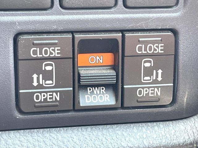 【両側パワースライドドア】スマートキーや運転席のスイッチで後席両側スライドドアの開閉が可能♪電動だから力を入れてドアを開ける必要が無く、小さなお子様でも簡単に開け閉めでき快適です♪