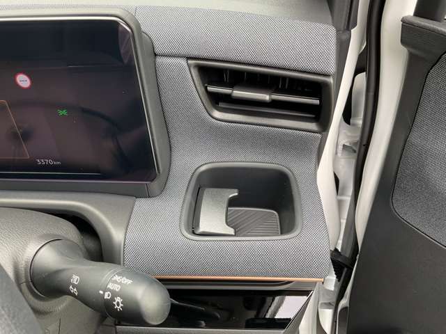 運転席ドリンクホルダー装備！