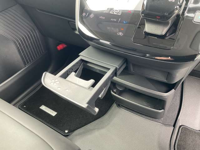 運転席のセンターにはドリンクホルダー装備！