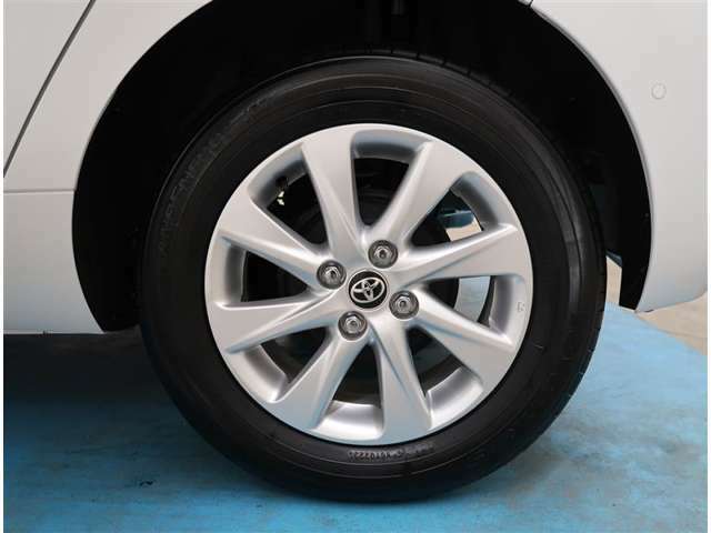 【タイヤ・ホイール】タイヤサイズ185/65R15の純正アルミホイールです。タイヤ溝は約6mmになります。