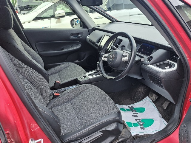 フロントシートのお写真です。　広い足元と、ゆったり座れるシートは長時間の運転でも疲れにくくなっております♪