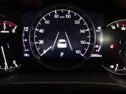 ”ドライバーを中心に一つ一つ丹念に磨き、力強さと上質さが融合した上質なデザインを採用しました！シンプルながらも落ち着いたメーターパネルは大人な雰囲気を演出します。”