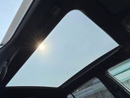 【パノラマルーフ】大型のガラスルーフ搭載で車内の解放感が一気にアップ！開放的なドライブをお楽しみいただけます。